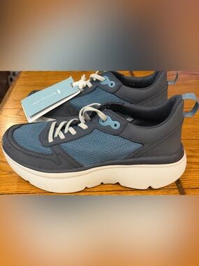 NWOB REVITALIGN Clio Women’s Shoes, navy, size 8.5B